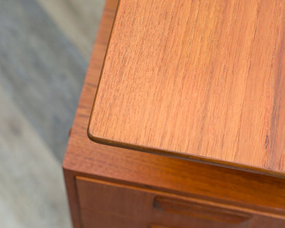 Filigraner Schreibtisch im dänischen Stil, 60er Jahre, Teak