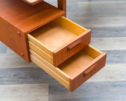 Filigraner Schreibtisch im dänischen Stil, 60er Jahre, Teak