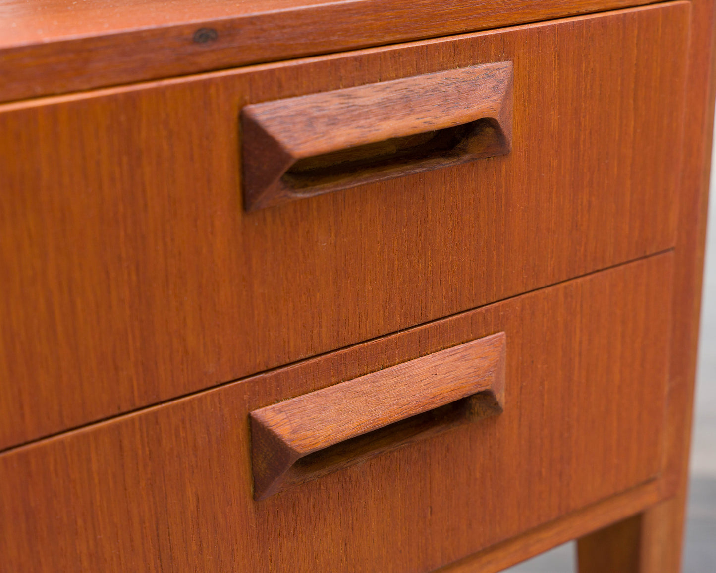 Filigraner Schreibtisch im dänischen Stil, 60er Jahre, Teak