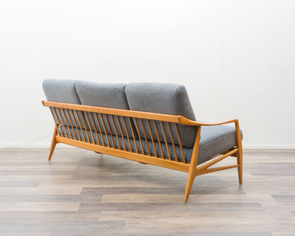 3-Sitzer Sofa in Esche im skandinavischen Design . Neu Bezogen