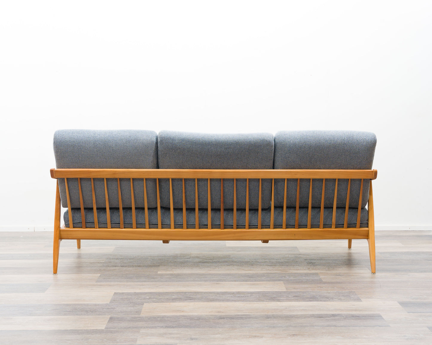 3-Sitzer Sofa in Esche im skandinavischen Design . Neu Bezogen