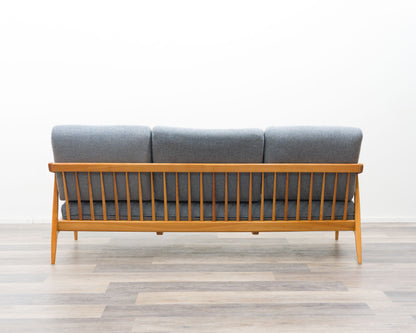 3-Sitzer Sofa in Esche im skandinavischen Design . Neu Bezogen