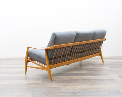 3-Sitzer Sofa in Esche im skandinavischen Design . Neu Bezogen