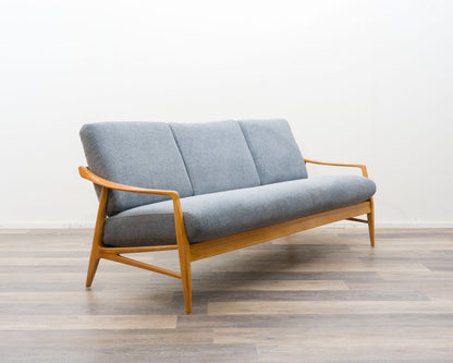 3-Sitzer Sofa in Esche im skandinavischen Design . Neu Bezogen