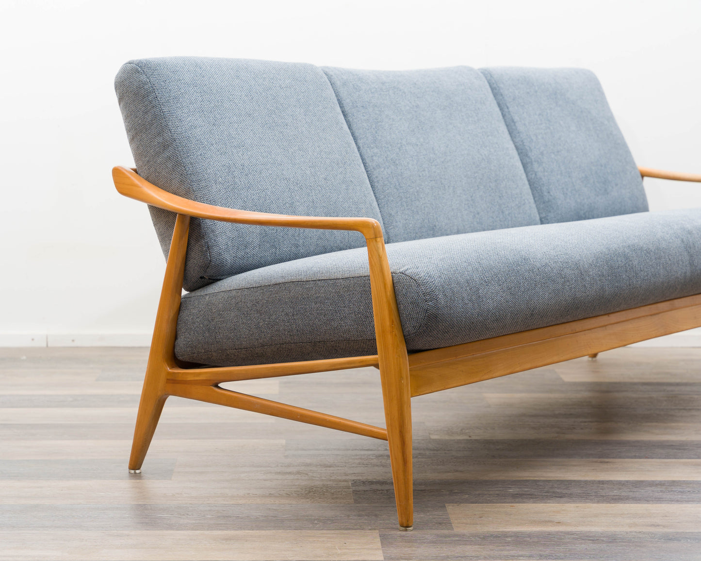 3-Sitzer Sofa in Esche im skandinavischen Design . Neu Bezogen