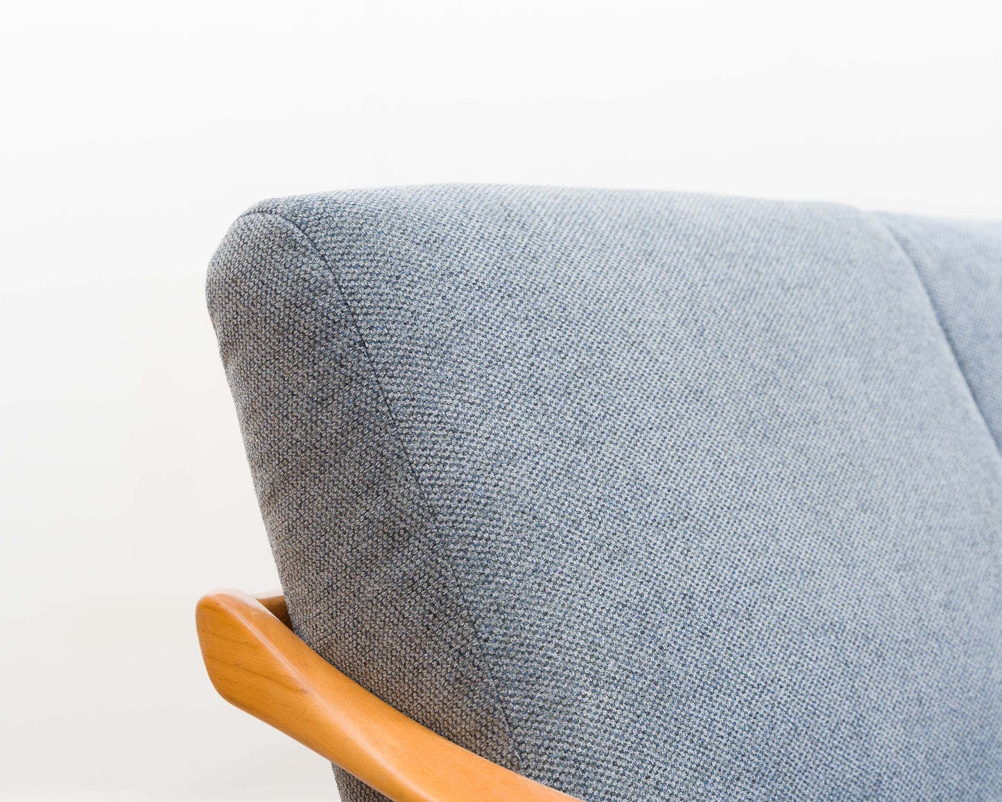 3-Sitzer Sofa in Esche im skandinavischen Design . Neu Bezogen
