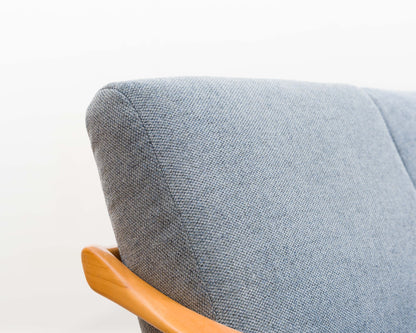 3-Sitzer Sofa in Esche im skandinavischen Design . Neu Bezogen