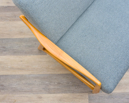 3-Sitzer Sofa in Esche im skandinavischen Design . Neu Bezogen