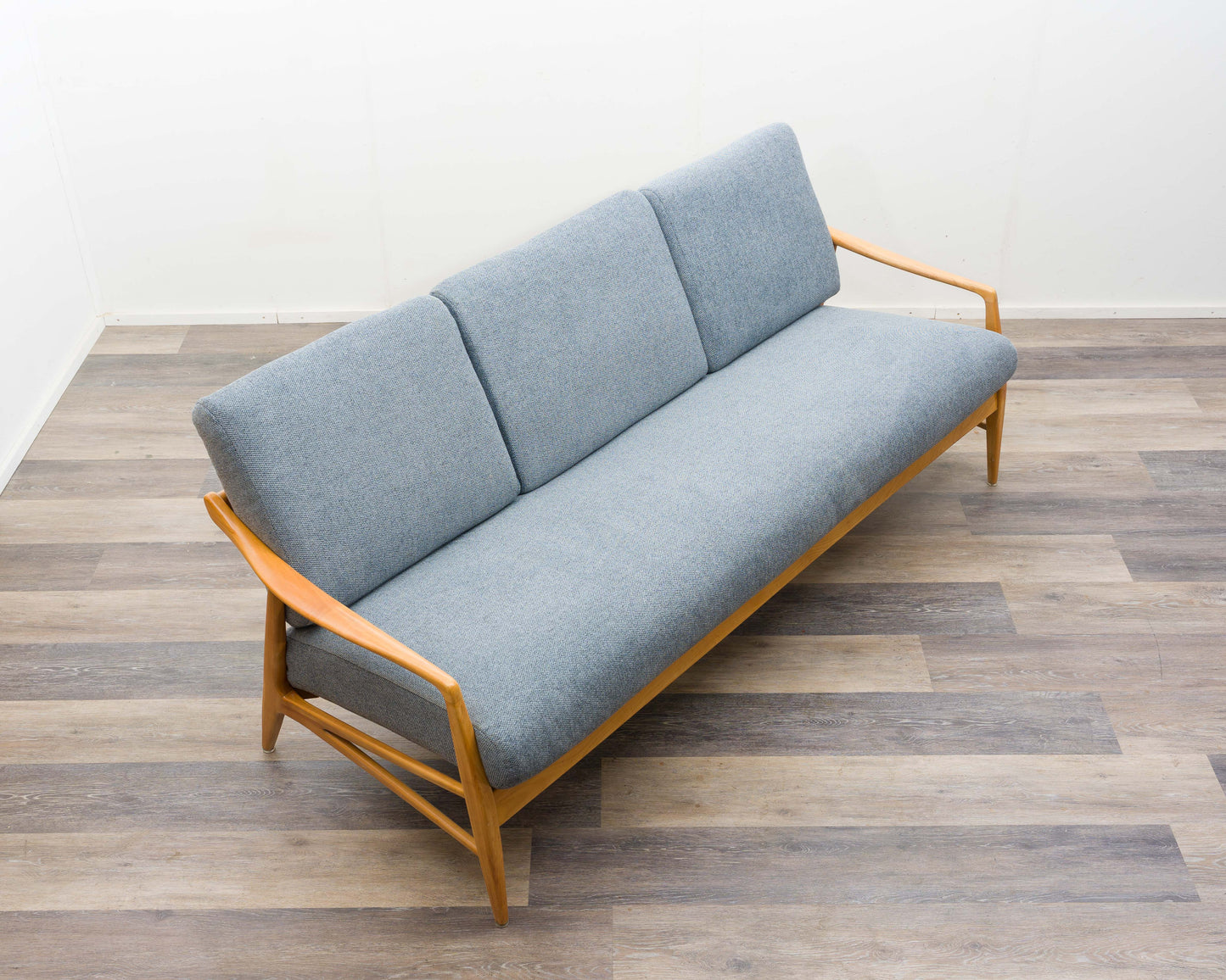 3-Sitzer Sofa in Esche im skandinavischen Design . Neu Bezogen