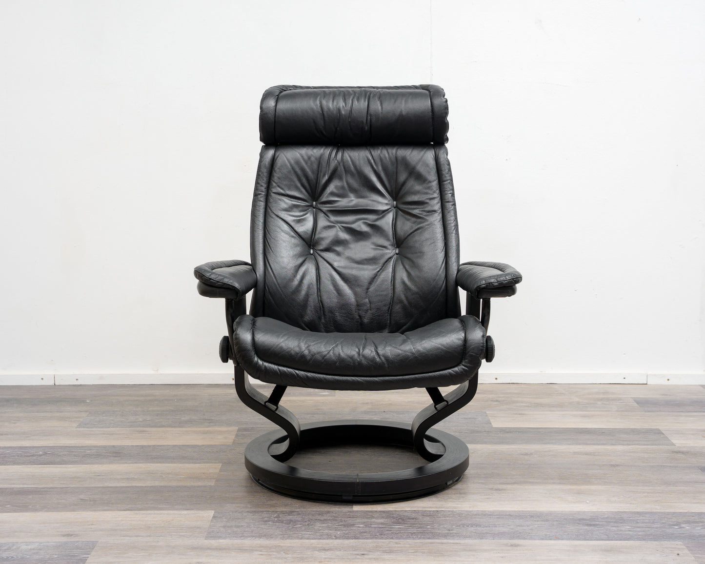 Ein Skandinavischer Relaxsessel mit Hocker, Hersteller Stresless Ekornes. Modell „Prince“ , Leder Schwarz
