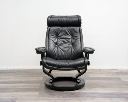 Ein Skandinavischer Relaxsessel mit Hocker, Hersteller Stresless Ekornes. Modell „Prince“ , Leder Schwarz