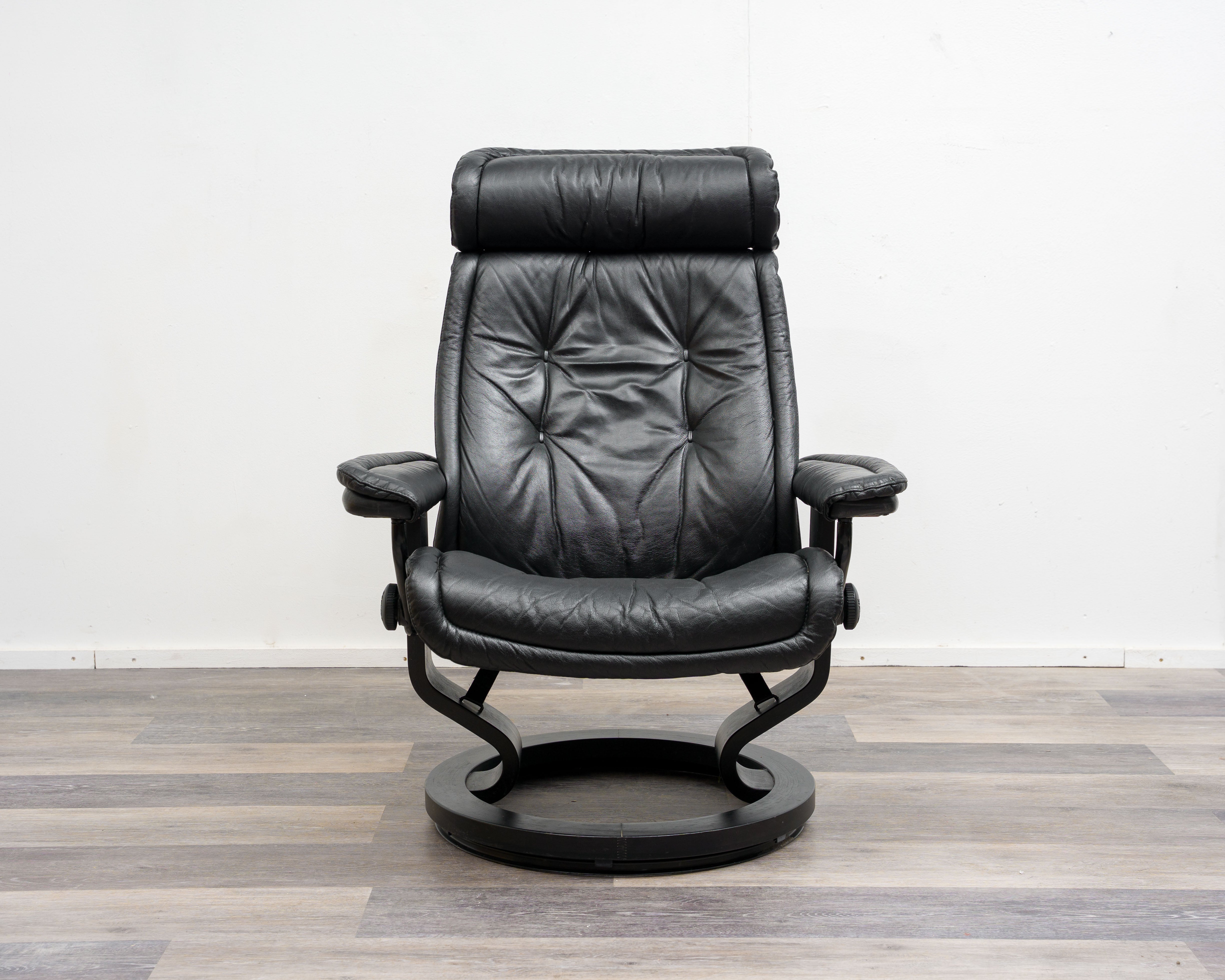 Ein Skandinavischer Relaxsessel mit Hocker, Hersteller Stresless Ekornes. Modell „Prince“ , Leder Schwarz