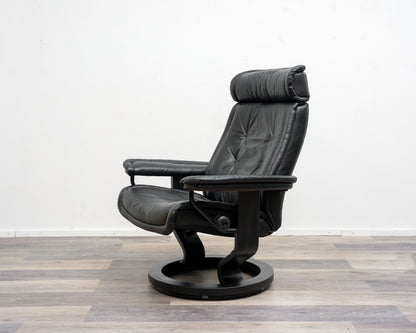 Ein Skandinavischer Relaxsessel mit Hocker, Hersteller Stresless Ekornes. Modell „Prince“ , Leder Schwarz