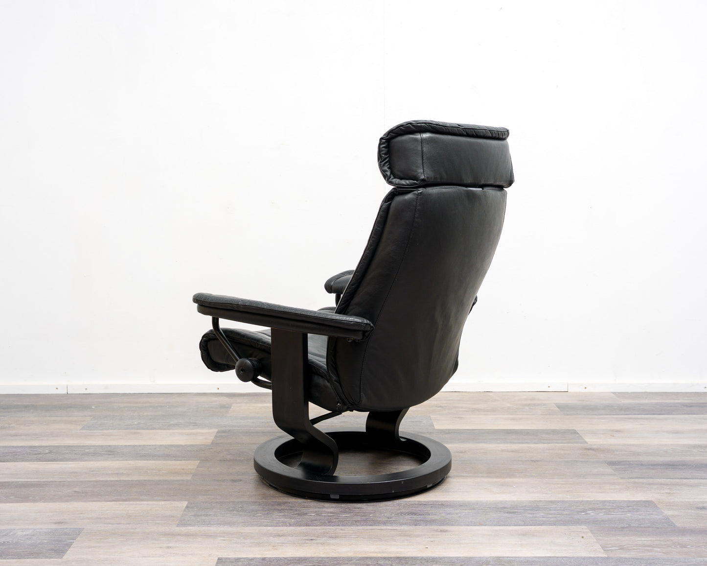 Ein Skandinavischer Relaxsessel mit Hocker, Hersteller Stresless Ekornes. Modell „Prince“ , Leder Schwarz