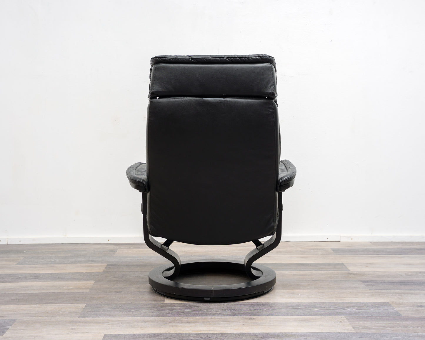 Ein Skandinavischer Relaxsessel mit Hocker, Hersteller Stresless Ekornes. Modell „Prince“ , Leder Schwarz