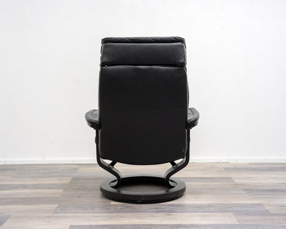 Ein Skandinavischer Relaxsessel mit Hocker, Hersteller Stresless Ekornes. Modell „Prince“ , Leder Schwarz