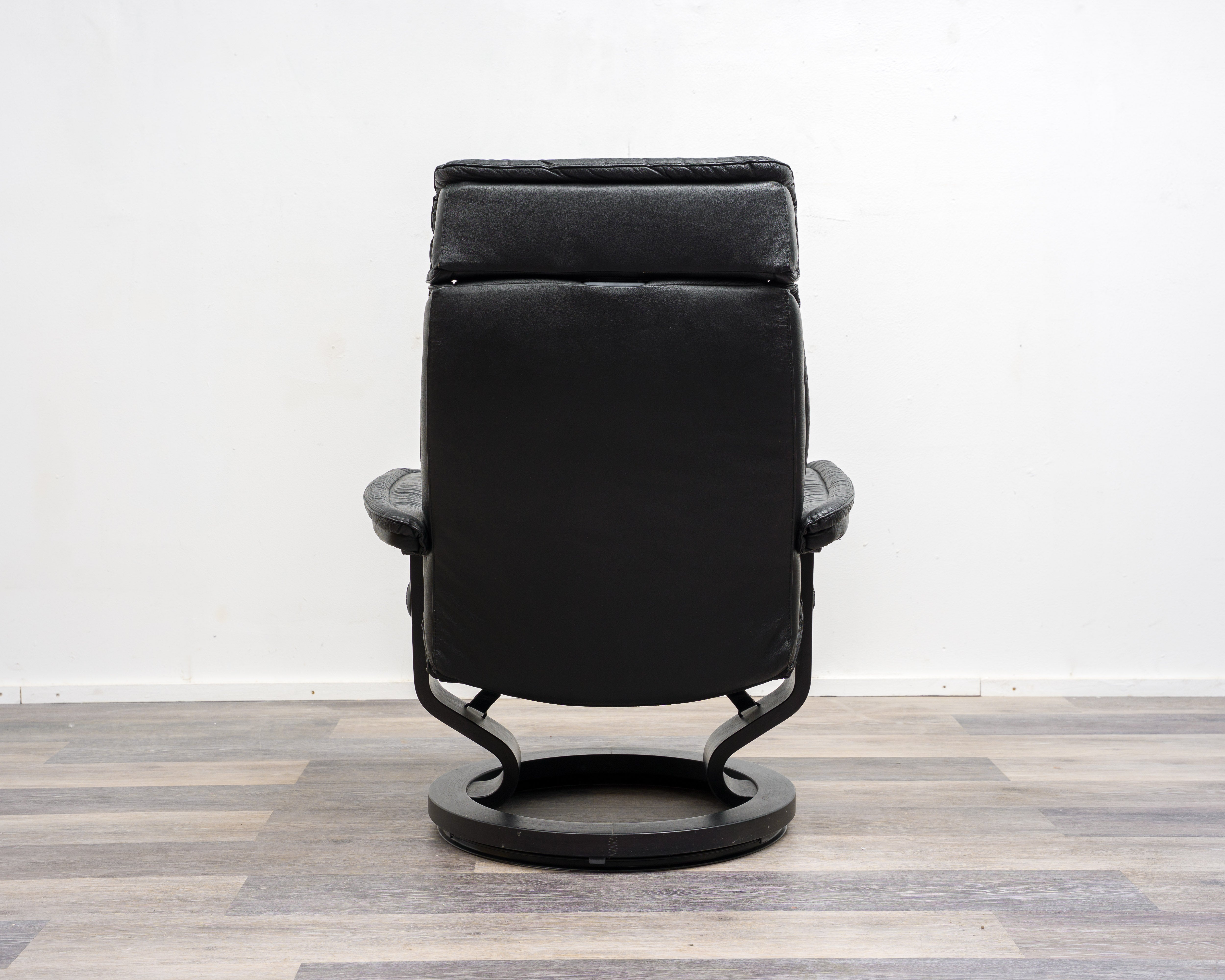 Ein Skandinavischer Relaxsessel mit Hocker, Hersteller Stresless Ekornes. Modell „Prince“ , Leder Schwarz