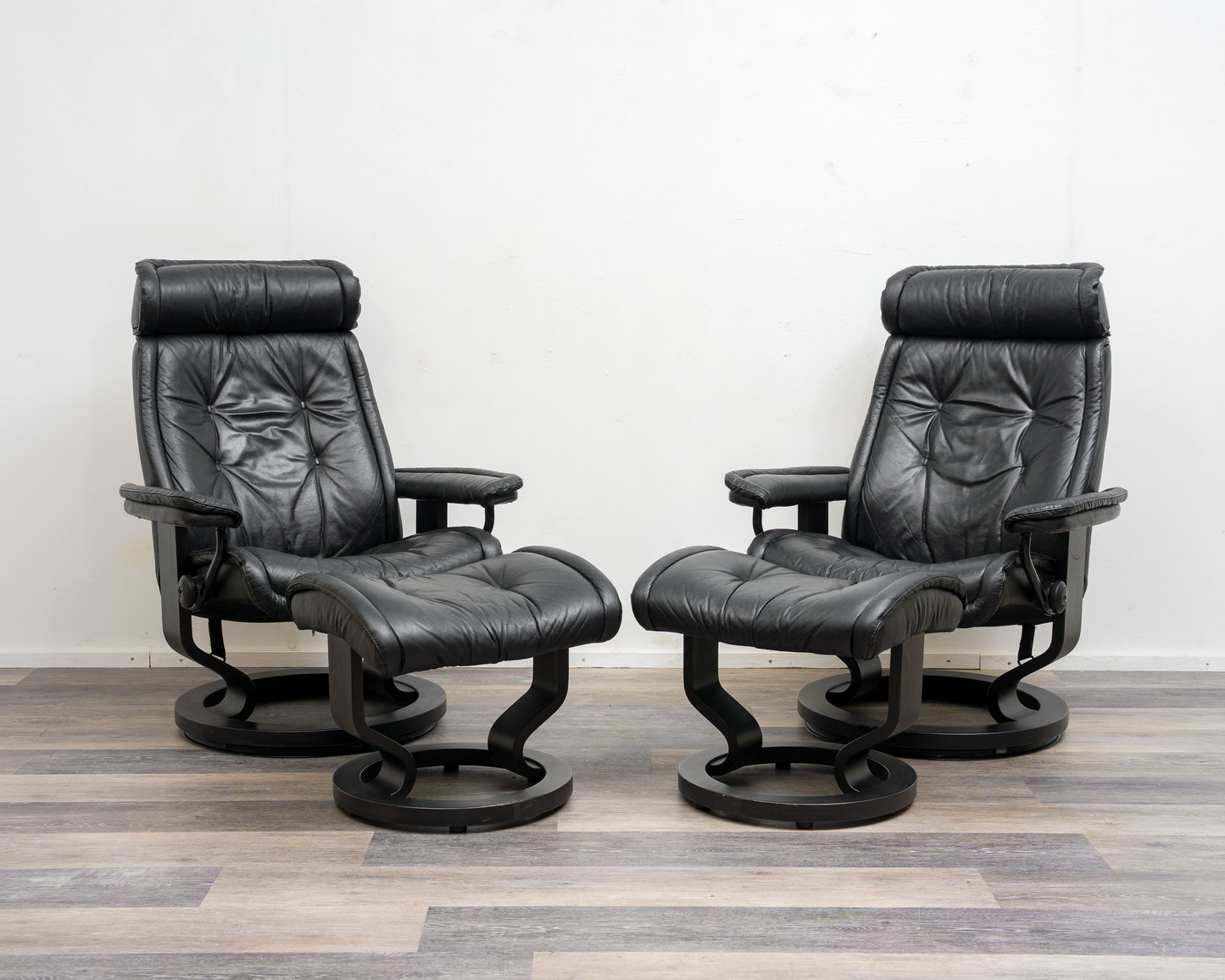 Ein Skandinavischer Relaxsessel mit Hocker, Hersteller Stresless Ekornes. Modell „Prince“ , Leder Schwarz