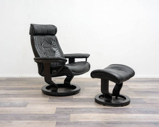 Ein Skandinavischer Relaxsessel mit Hocker, Hersteller Stresless Ekornes. Modell „Prince“ , Leder Schwarz