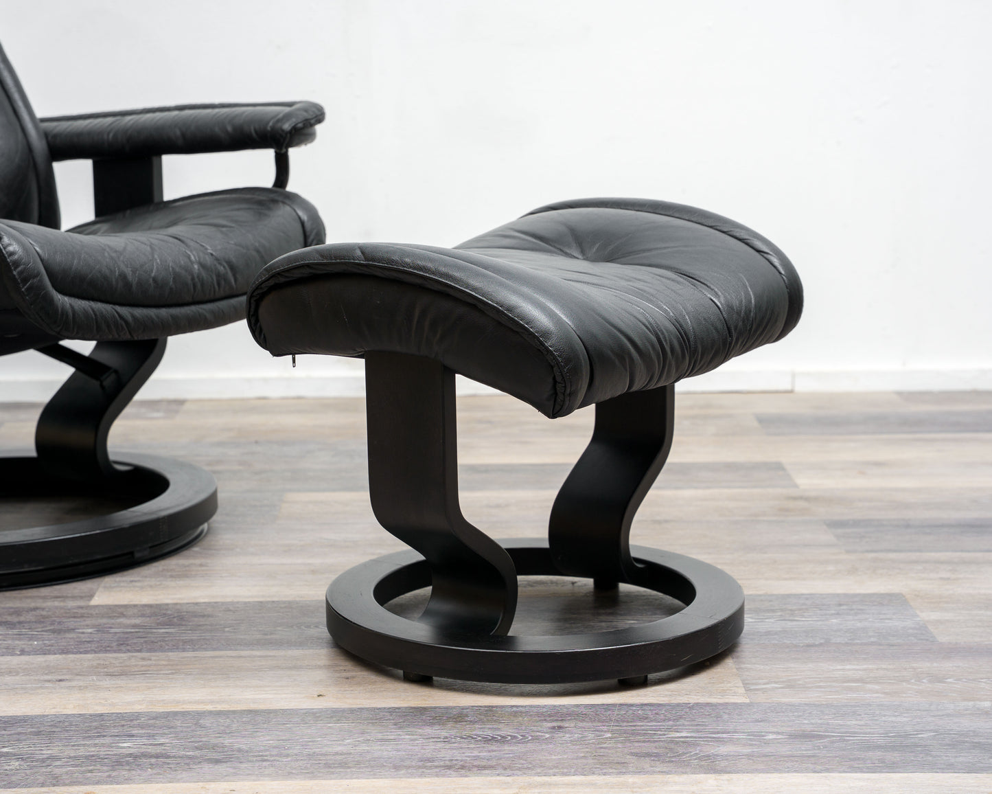 Ein Skandinavischer Relaxsessel mit Hocker, Hersteller Stresless Ekornes. Modell „Prince“ , Leder Schwarz