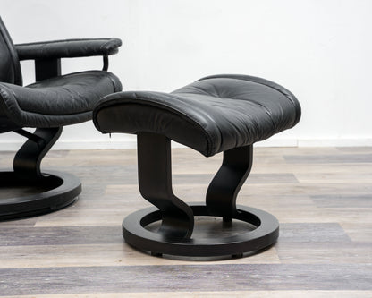 Ein Skandinavischer Relaxsessel mit Hocker, Hersteller Stresless Ekornes. Modell „Prince“ , Leder Schwarz
