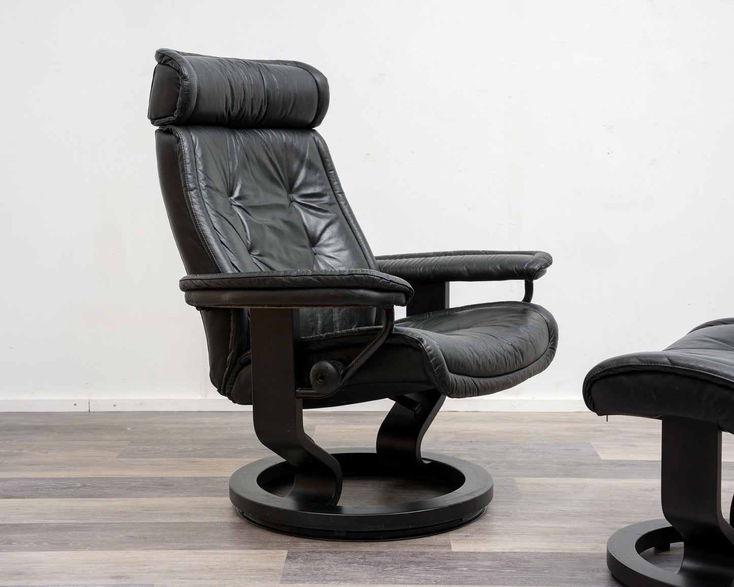 Ein Skandinavischer Relaxsessel mit Hocker, Hersteller Stresless Ekornes. Modell „Prince“ , Leder Schwarz