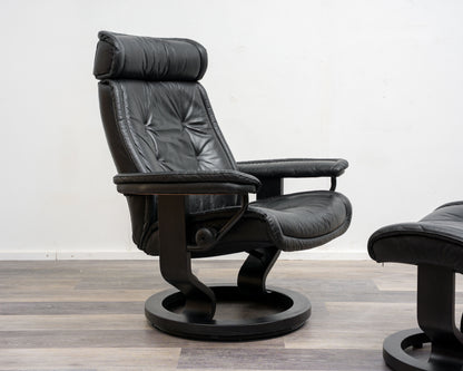 Ein Skandinavischer Relaxsessel mit Hocker, Hersteller Stresless Ekornes. Modell „Prince“ , Leder Schwarz