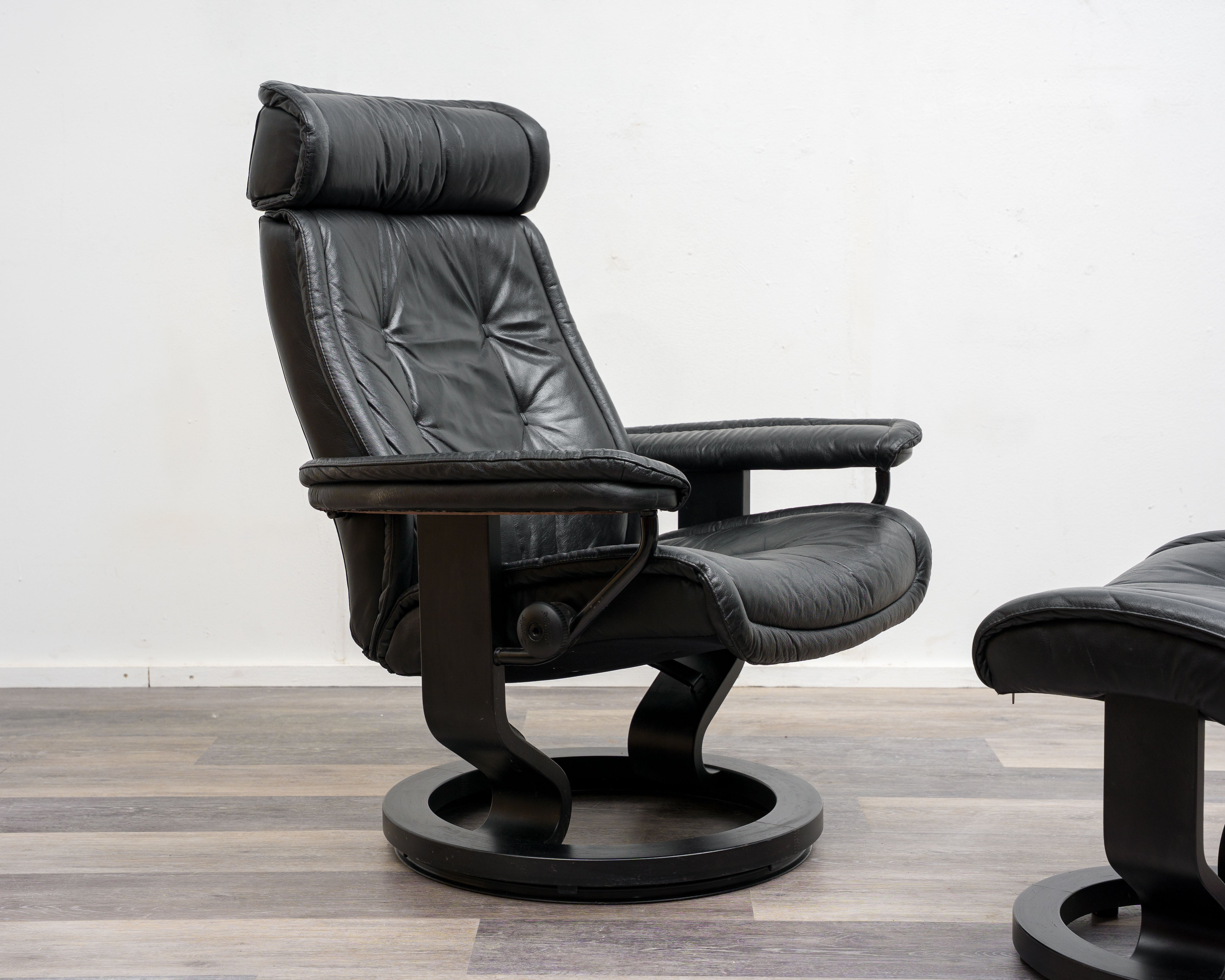 Ein Skandinavischer Relaxsessel mit Hocker, Hersteller Stresless Ekornes. Modell „Prince“ , Leder Schwarz