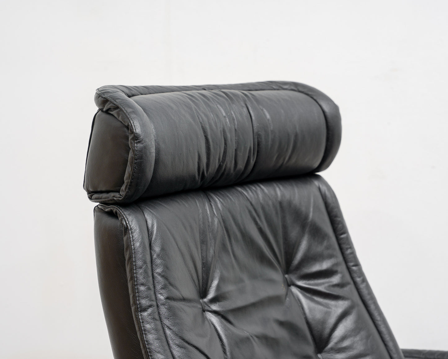 Ein Skandinavischer Relaxsessel mit Hocker, Hersteller Stresless Ekornes. Modell „Prince“ , Leder Schwarz