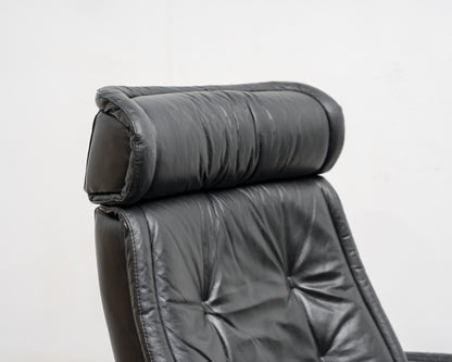 Ein Skandinavischer Relaxsessel mit Hocker, Hersteller Stresless Ekornes. Modell „Prince“ , Leder Schwarz