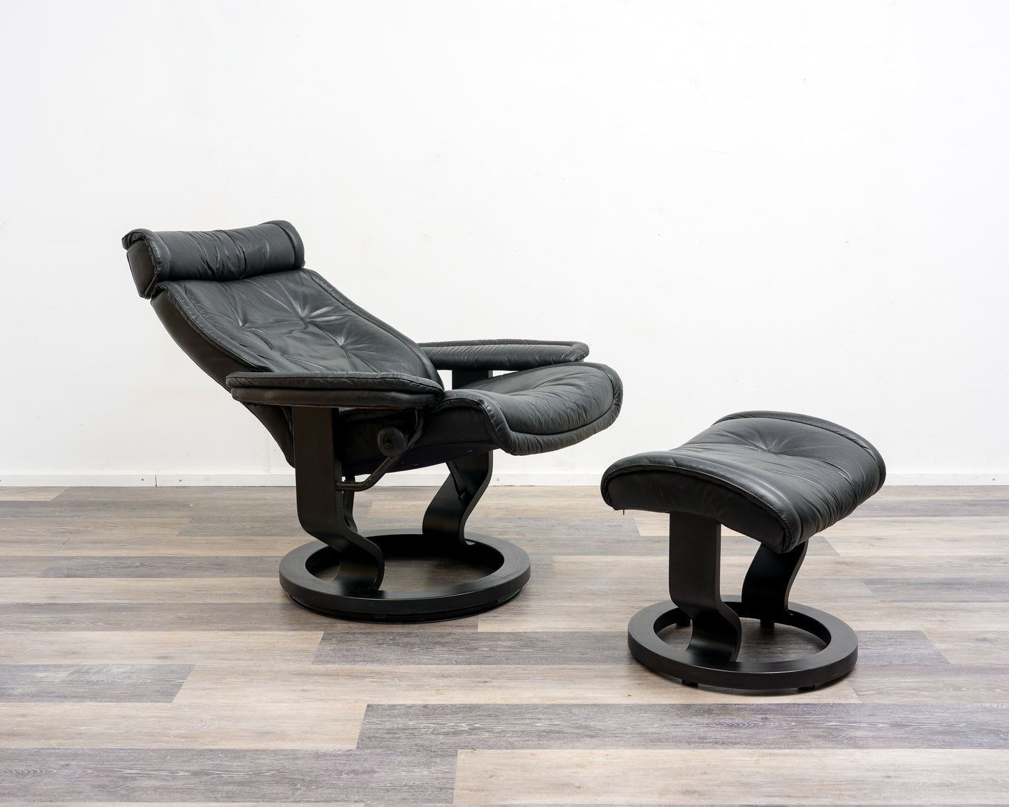 Ein Skandinavischer Relaxsessel mit Hocker, Hersteller Stresless Ekornes. Modell „Prince“ , Leder Schwarz