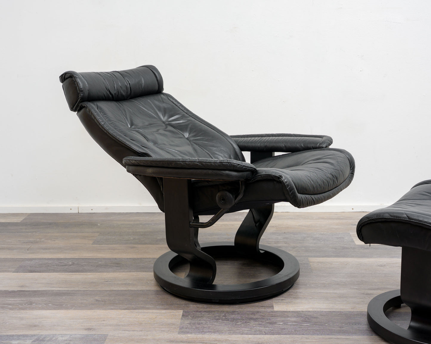 Ein Skandinavischer Relaxsessel mit Hocker, Hersteller Stresless Ekornes. Modell „Prince“ , Leder Schwarz