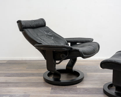 Ein Skandinavischer Relaxsessel mit Hocker, Hersteller Stresless Ekornes. Modell „Prince“ , Leder Schwarz