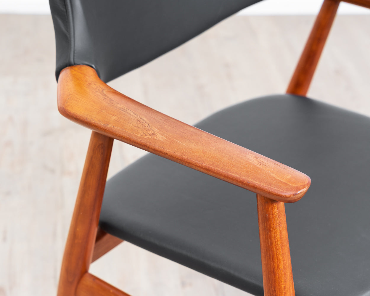 Dänischer Armlehnstuhl in Teak. Design Sven Age Eriksen