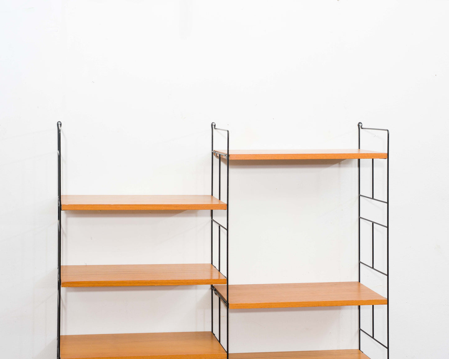 60er-Jahre-Wandregal in Teakholz, Hersteller WHB,Acht Böden