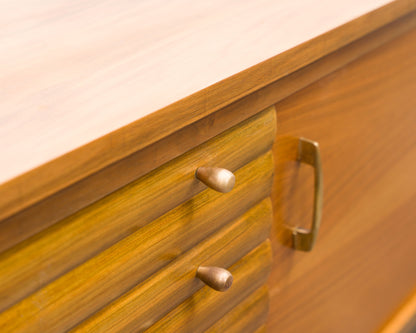 XL-Sideboard, 50er Jahre, Nussbaum, Schreinerarbeit