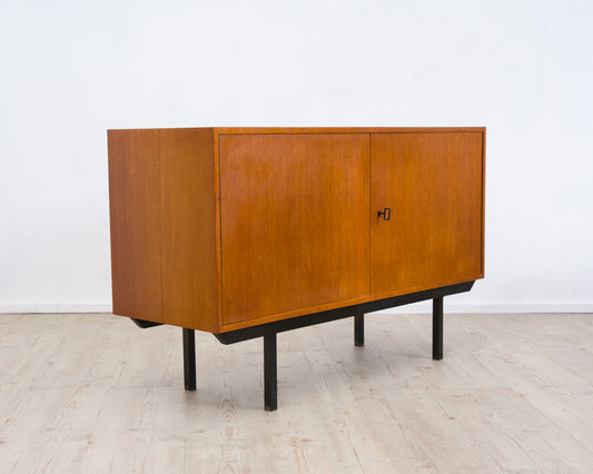 Commode à deux portes en teck des années 60 avec piètement en métal noir