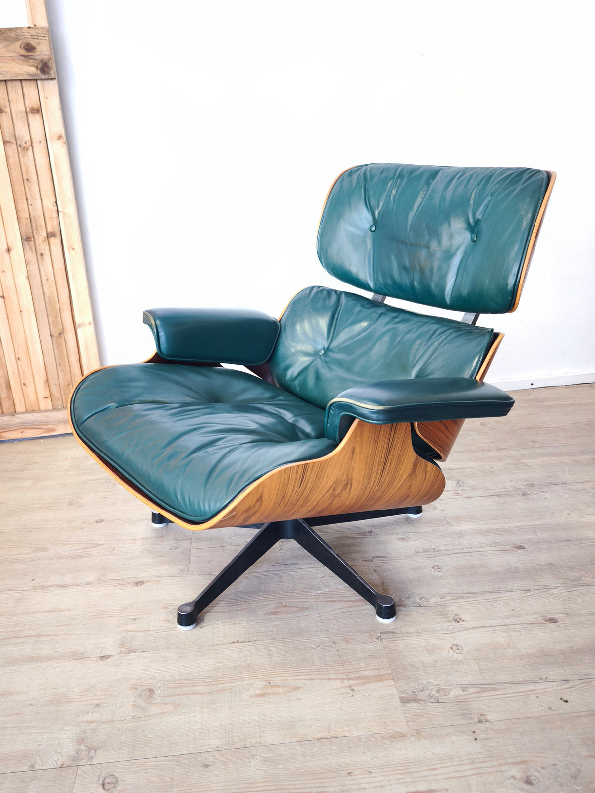 Original Herman Miller Eames Lounge Chairs with ottoman. In avocado green leather