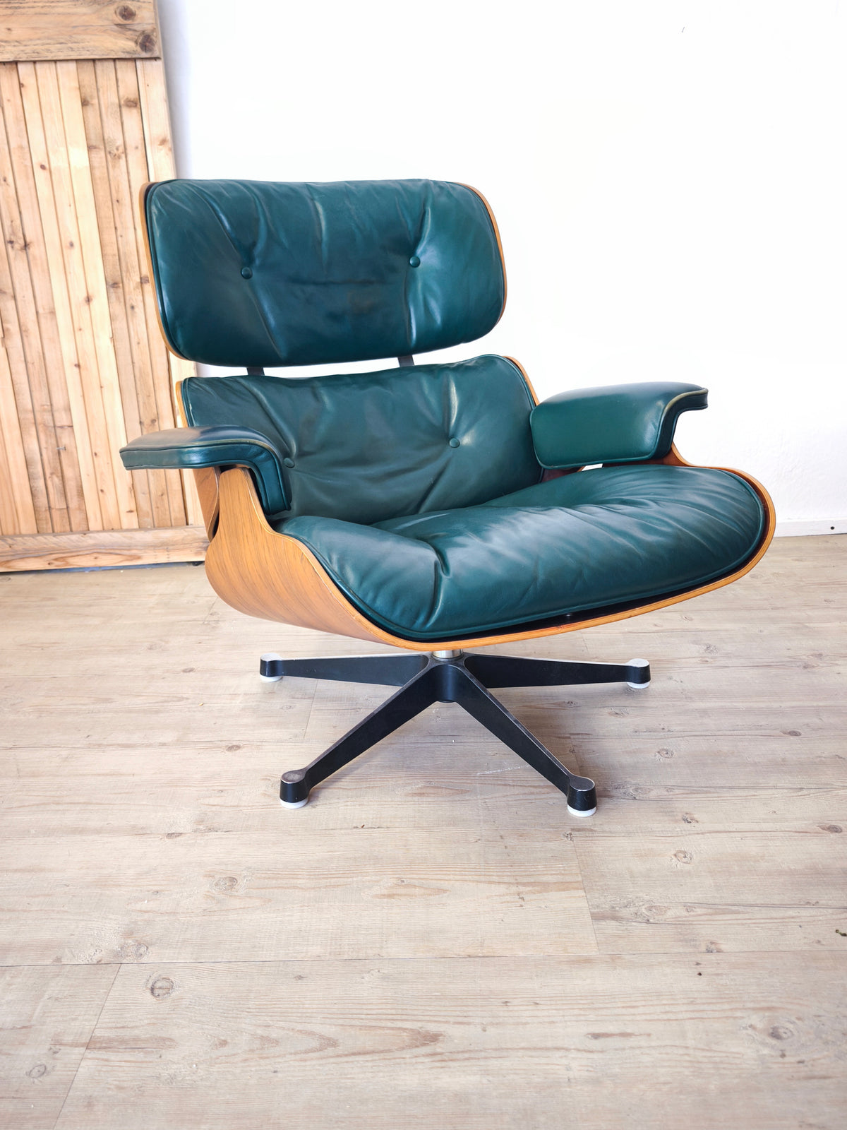 Original Herman Miller Eames Lounge Chairs with ottoman. In avocado green leather