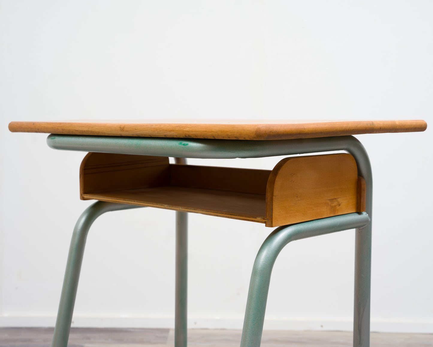 Petit bureau d'écolier des années 50 en provenance de France, plateau en chêne massif.