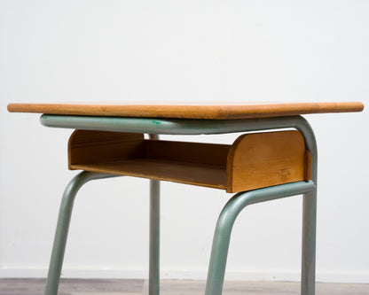 Petit bureau d'écolier des années 50 en provenance de France, plateau en chêne massif.