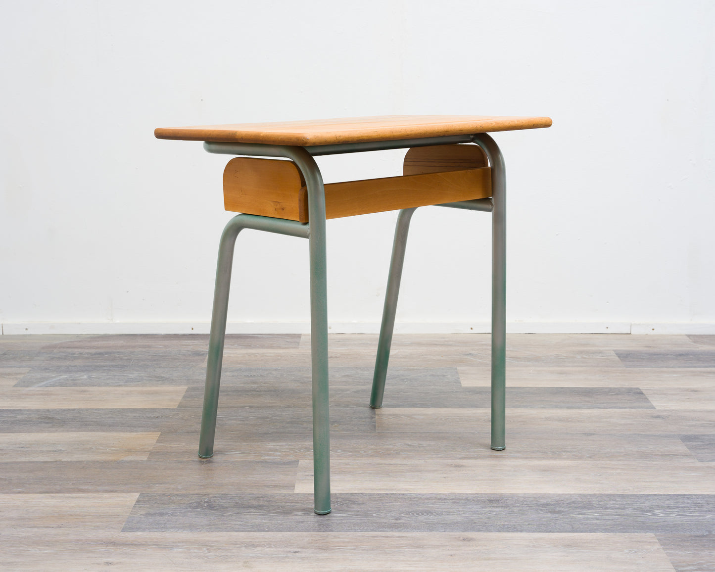 Petit bureau d'écolier des années 50 en provenance de France, plateau en chêne massif.