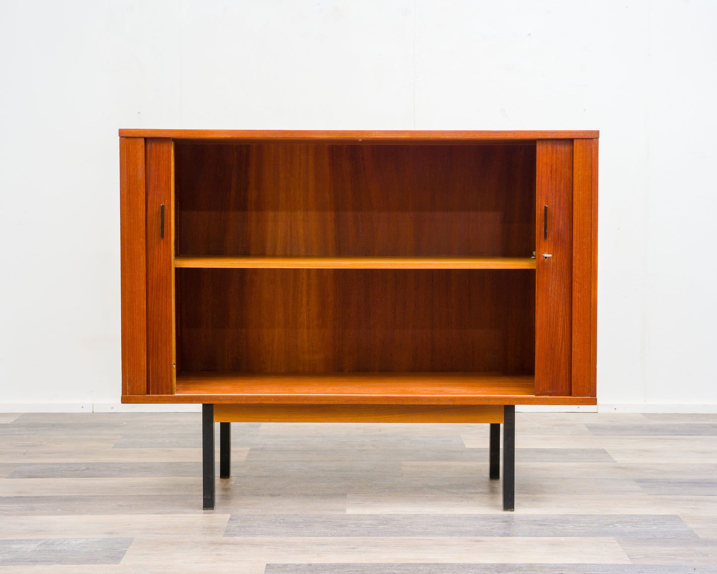 Buffet haut en teck avec portes coulissantes, années 1960, restauré.