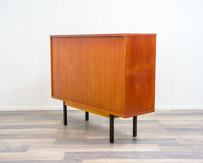 Buffet haut en teck avec portes coulissantes, années 1960, restauré.