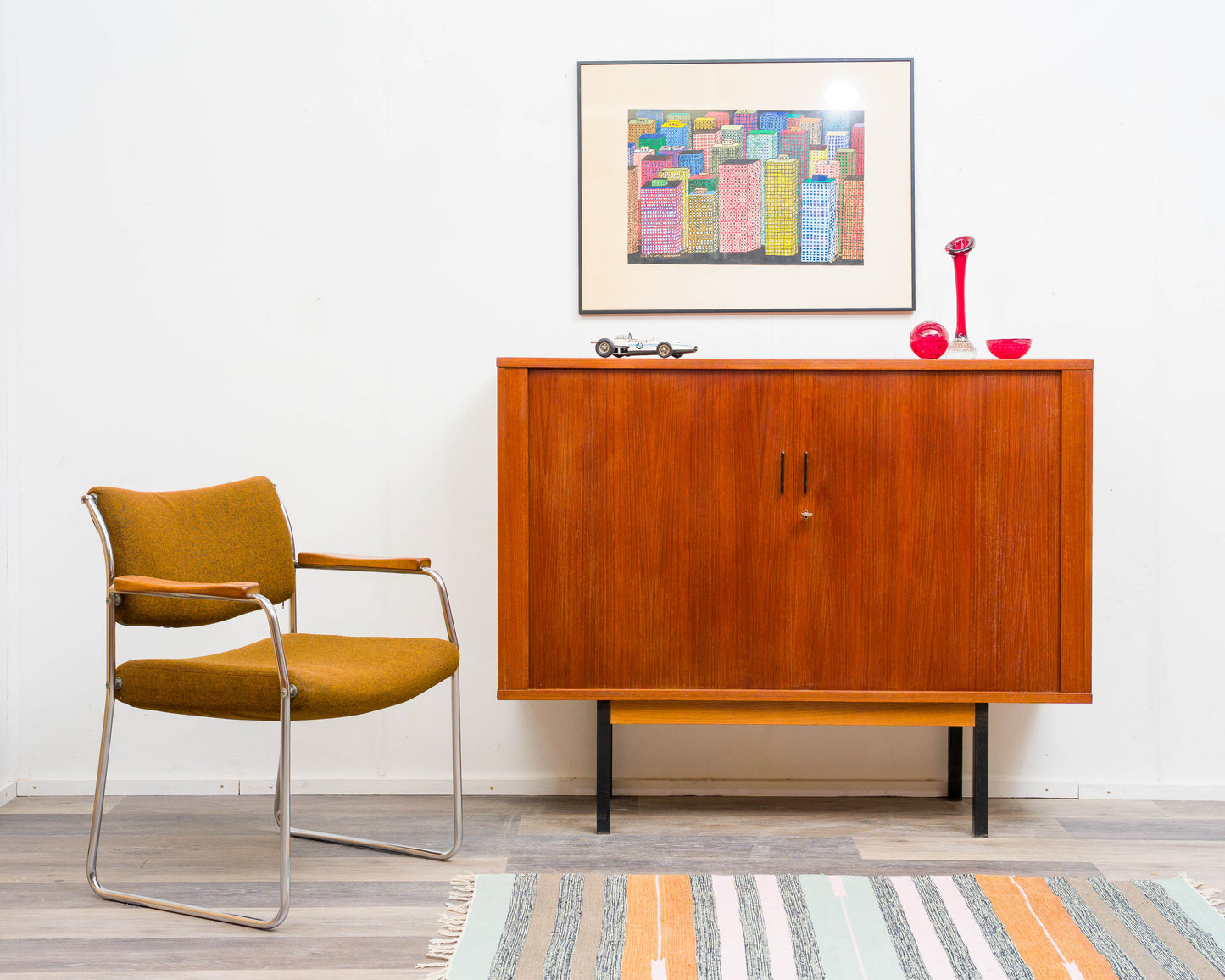 Buffet haut en teck avec portes coulissantes, années 1960, restauré.