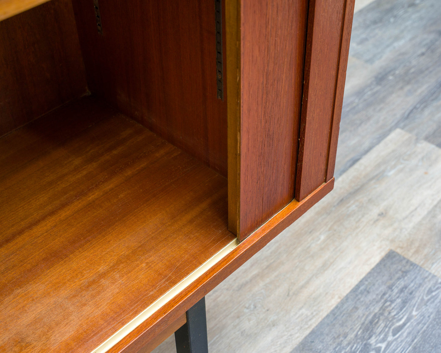 Buffet haut en teck avec portes coulissantes, années 1960, restauré.