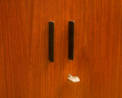 Buffet haut en teck avec portes coulissantes, années 1960, restauré.