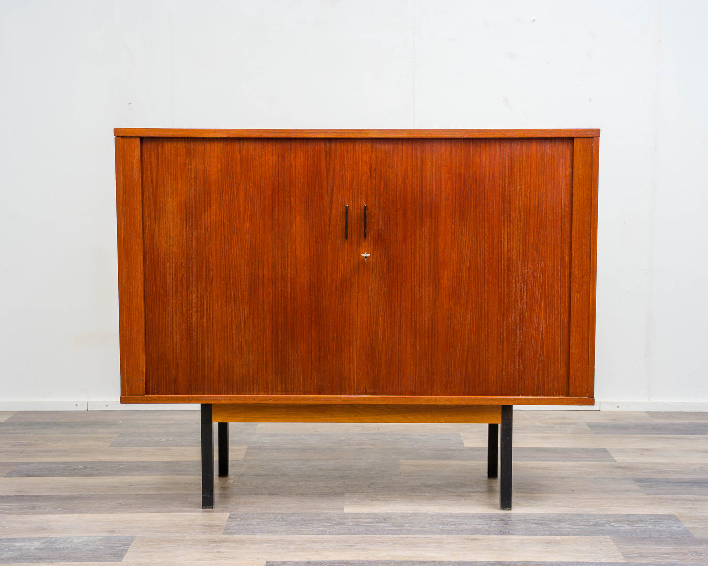 Buffet haut en teck avec portes coulissantes, années 1960, restauré.