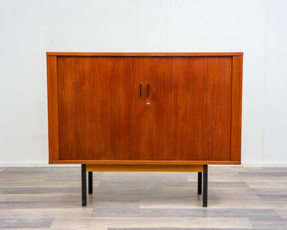 Buffet haut en teck avec portes coulissantes, années 1960, restauré.