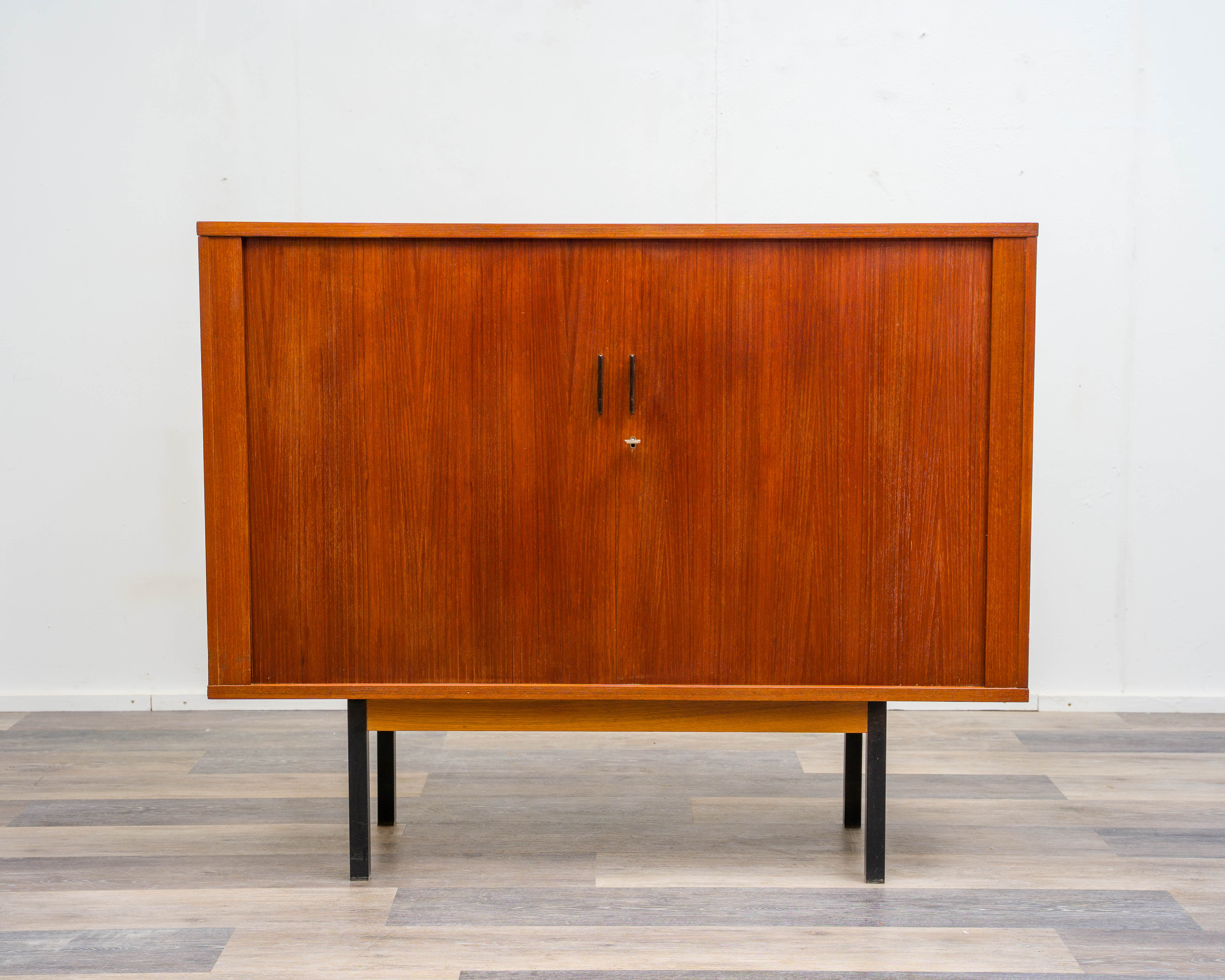 Highboard in Teak mit Rollschiebetüren, 60er Jahre, restauriert.